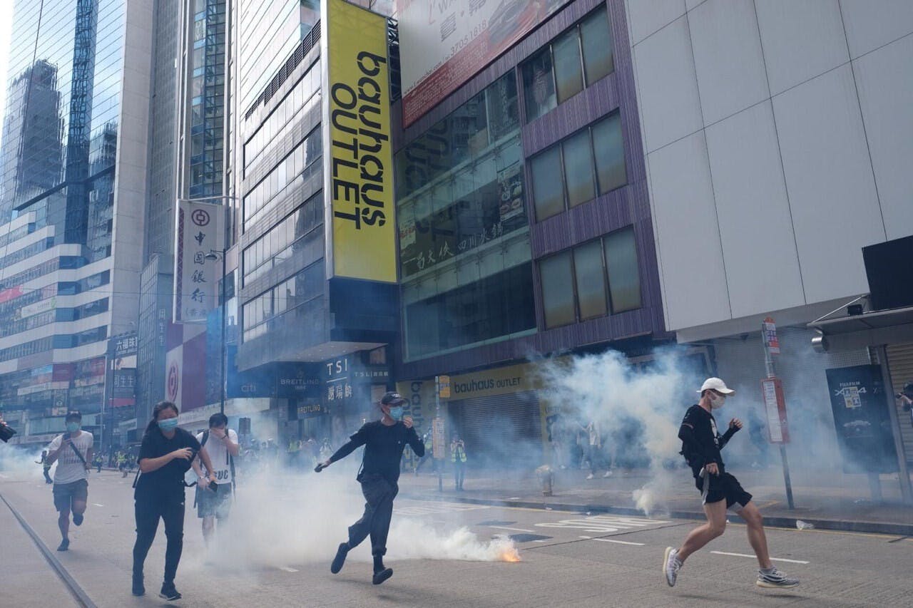 林行止呼籲，為了避免「港元因此經常處於風雨飄搖之中和各種消極影響」，北京採取較溫和的策略為香港立法，也許是明智的做法。（亞新社）