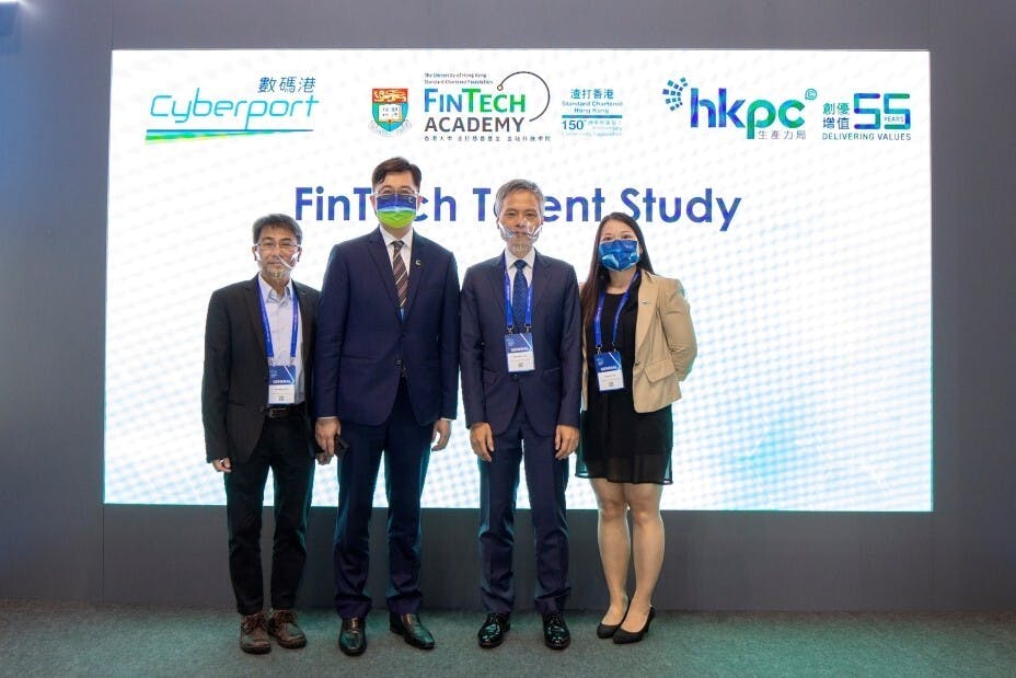 （左起）港大─渣打金融科技學院副總監姚兆明教授、數碼港首席公眾使命官陳思源、學院總裁林德華教授及生產力局數碼轉型部高級經理余佩瑩公布研究報告結果。（香港大學圖片）
