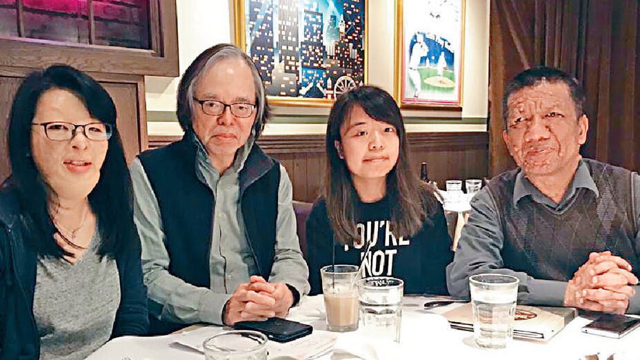 作者與歌莉雅陳（左一）、李寶珍（右二）和王政國（右一）合照。（作者提供）