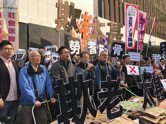 林鄭月娥拒絕在長者綜援的議題上看到反對派議員，這在很大程度上破壞了雙方在林鄭當選後享有的親切關係。（公民黨Facebook）