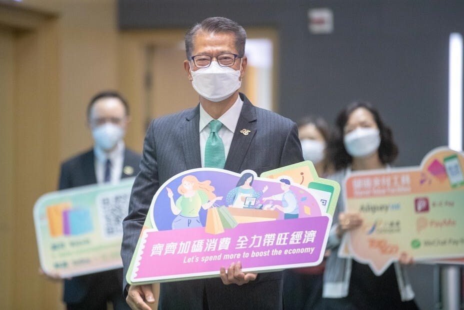 財政司司長陳茂波日前在記者會公布，第二階段消費券發放的詳情。（亞新社）