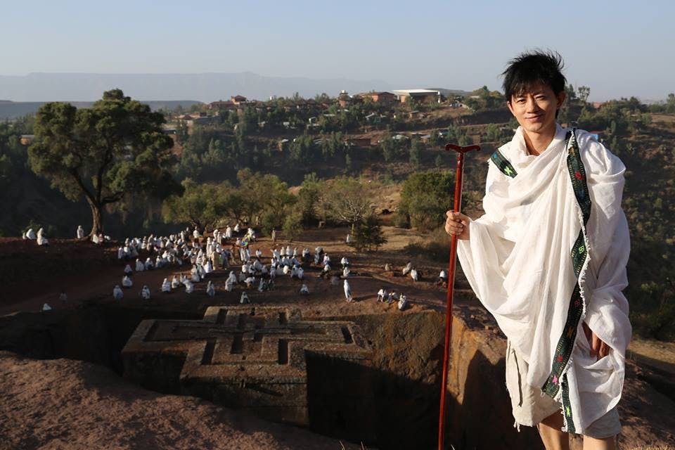 項明生遊歷埃塞俄比亞期間，遇上一個瘦小、背上沉重麻包的小男孩。