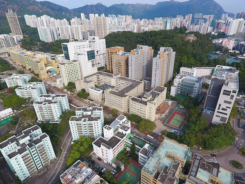 浸會大學提出了「全面學習」）的概念，而且看得出正在逐步實現。（Wikipedia Commons）