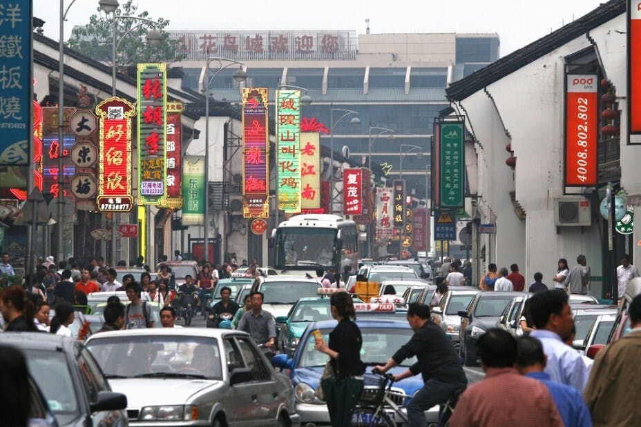 今年疫後經濟復常，但復甦步伐遠較預期慢，不少分析員近日已下調今年GDP預測，部分更低於官方目標的5%。（Shutterstock）