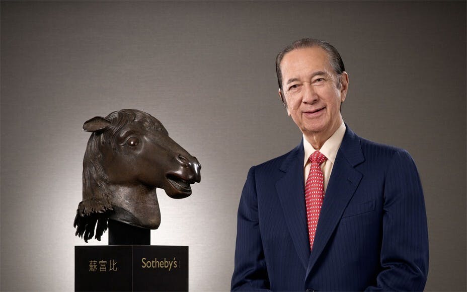 何鴻燊最終以投資6900萬港元投得銅馬首，隨後在2019年歸還圓明園。（亞新社）