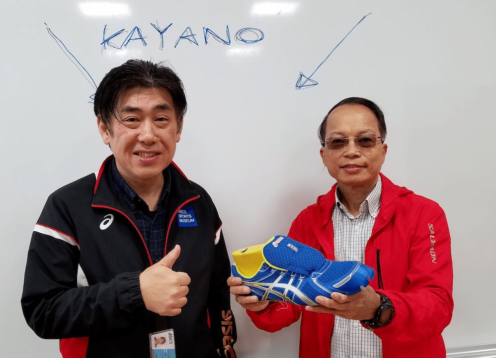 GEL-KAYANO 系列的原創者 Kayano San（榧野俊一）（左）與筆者張樹槐（右）。