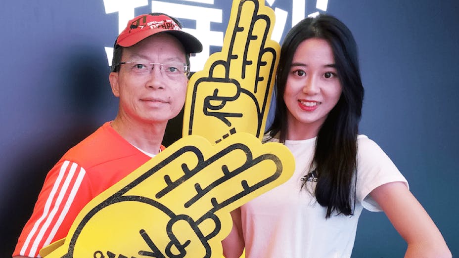 恒生銀行傳訊及可持續發展總監張樹槐去年參加廣州馬拉松，博覽會上有美女撐場，派發選手包流程暢順。