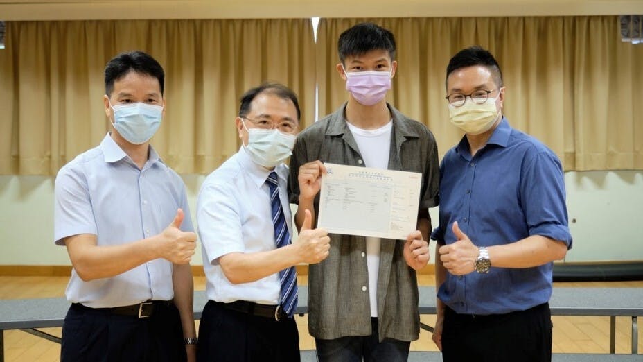 Ian（右二）在DSE獲得亮麗成績，一共考獲8個5**：中文、英文、數學、通識、經濟、物理、化學及M2（數學2）。（保良局新聞稿相片）