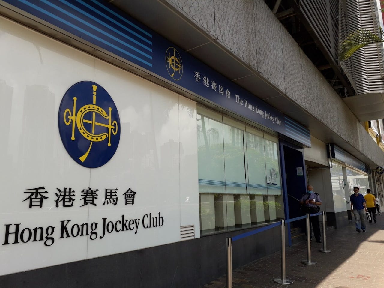 由7月16日起，場外投注處（進行內部工程的場外投注處除外）的服務時間將回復正常。（灼見名家圖片）
