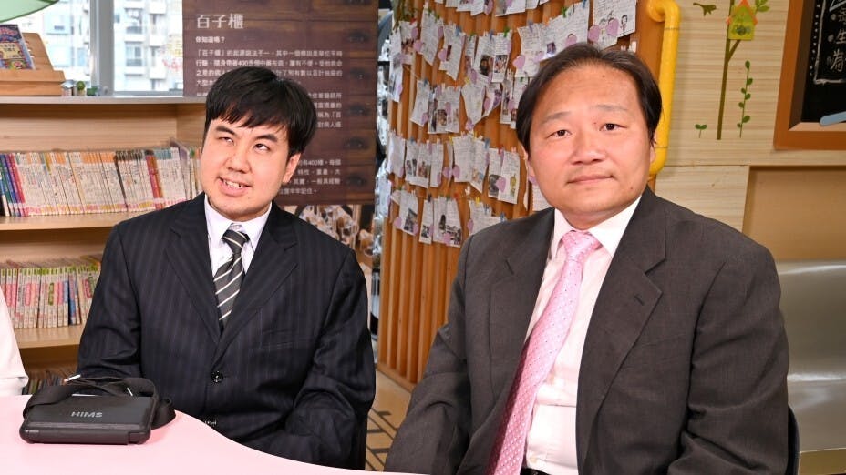 作者（右）與失明老師游偉樂老師合照。（灼見名家圖片）