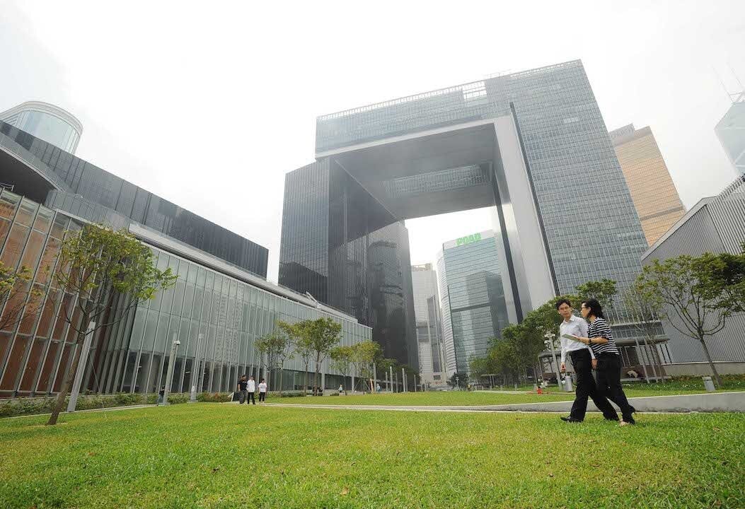 政府可引入客觀評核機制，為每年承諾的公共及福利項目，以至改善民生工作達標與否評分。（亞新社）