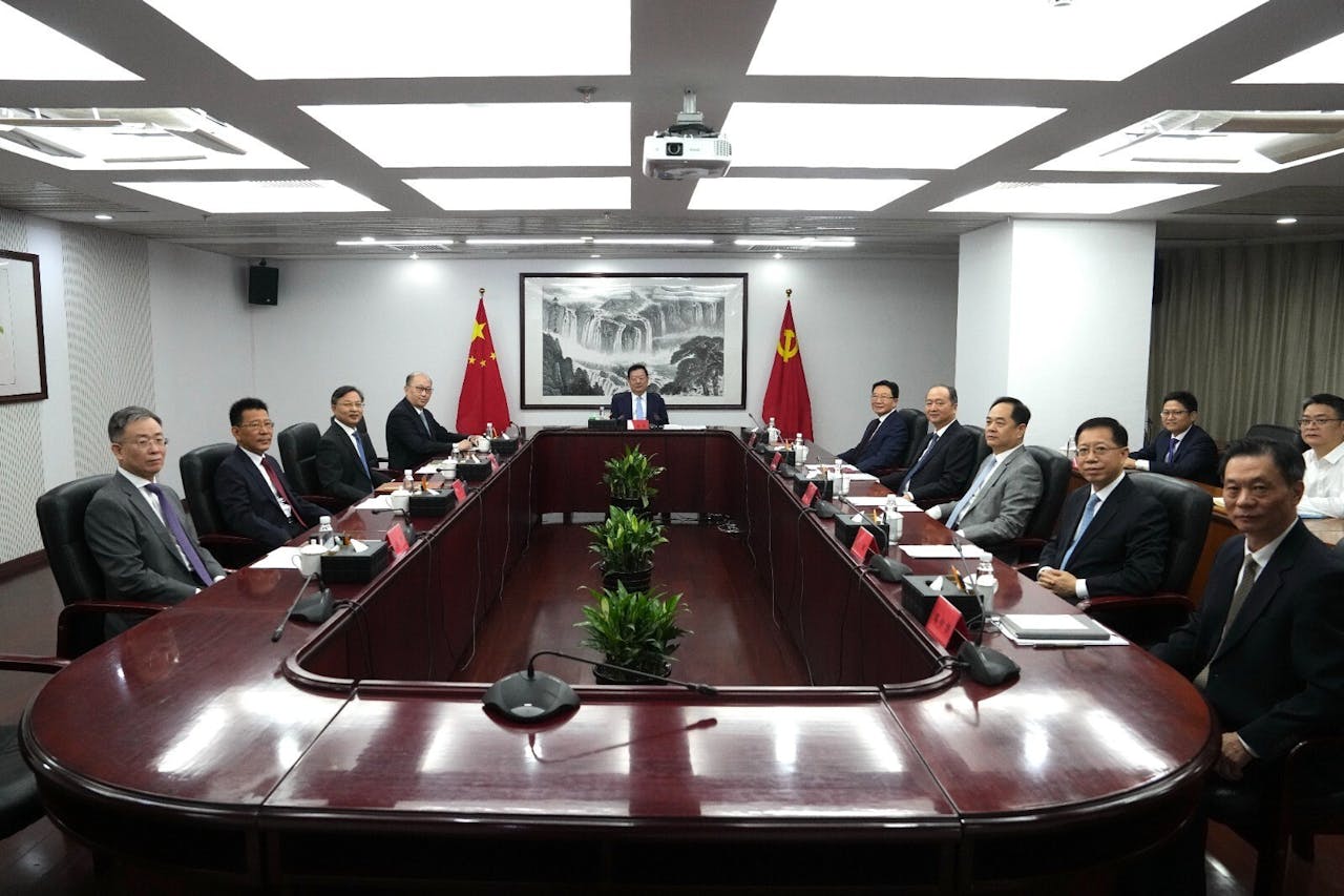 中共中央港澳工作辦公室開會，由中央港澳辦主任夏寶龍（中）主持。（國務院港澳事務辦公室圖片）