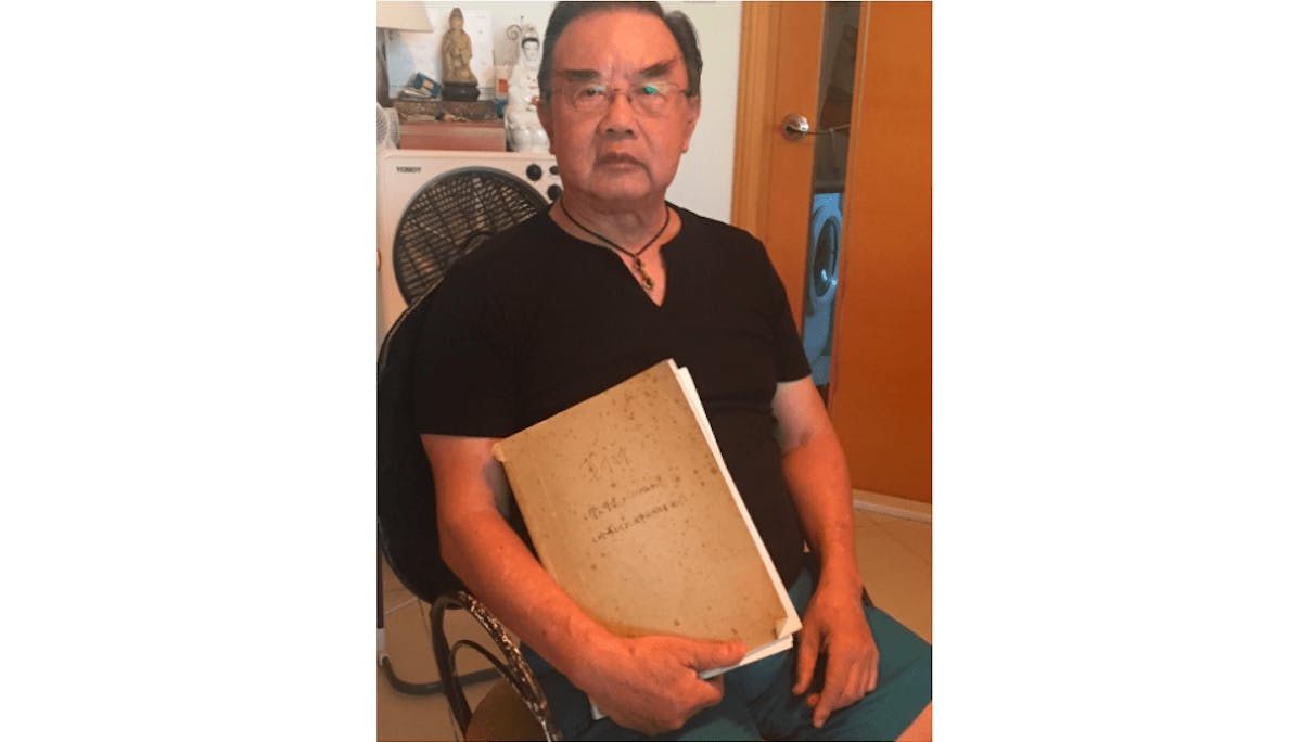 草川喜愛法國詩人藍波的作品，認為現代主義的詩歌關乎人類生活於現代社會的情感和情緒，古體詩難以表達。草川於圖中手執近年詩作，刊於不同報章的詩作釘裝成集，並不發表。（作者提供）
