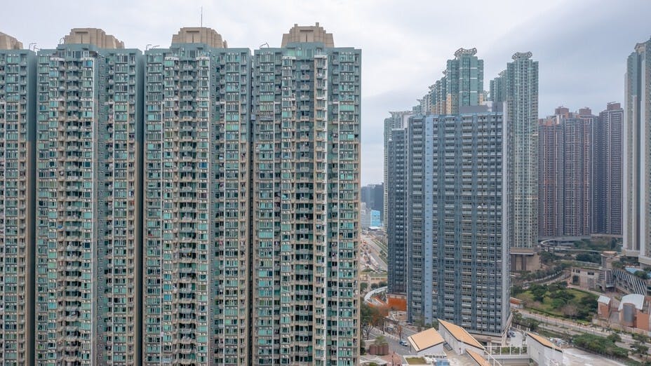 年輕朋友若擔心新盤價下跌，買新樓時要買最暢銷的新盤。（Shutterstock）