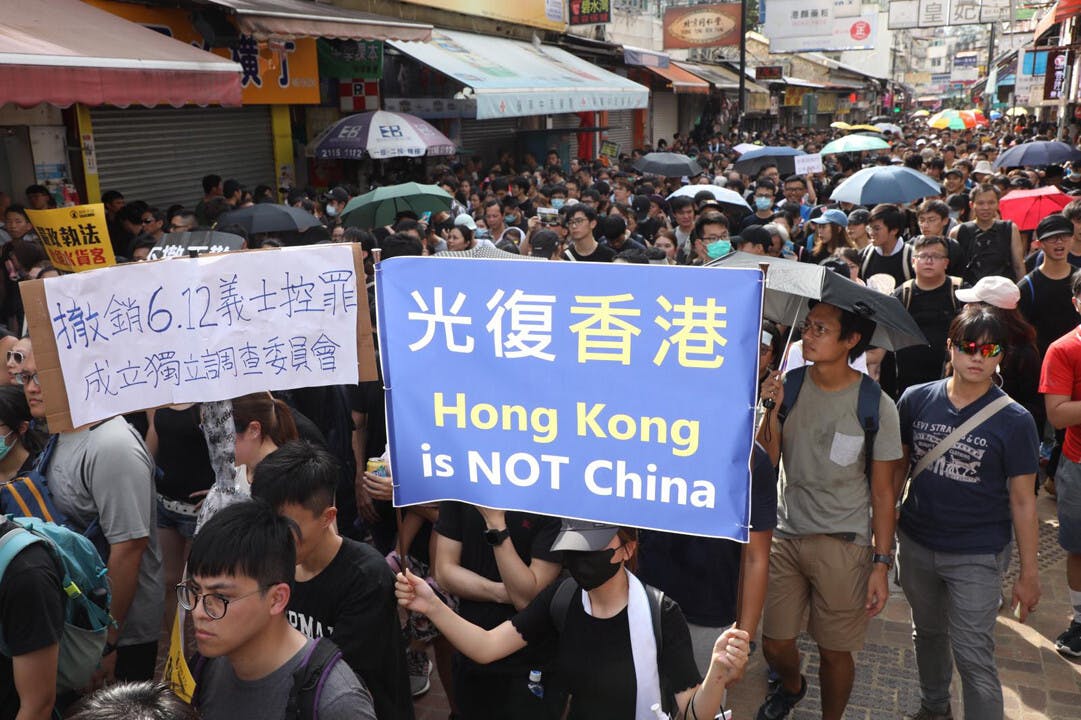 示威者舉起「光復香港」標語。