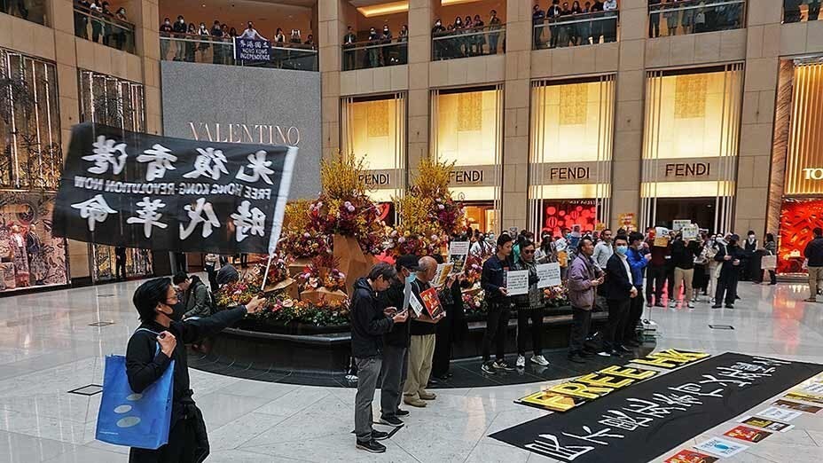 數百上班族中環快閃 抗議警方打壓集會自由 Hundreds in Central Flashmob to Protest Limiting Freedom of Assembly