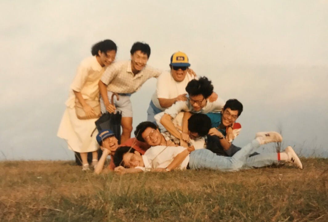 陳明銶教授（帶太陽眼鏡）與1986屆的同學關係密切。