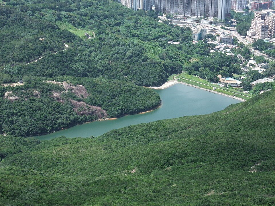 薄扶林水塘歷史悠久，其中六處建築已成為法定古蹟，包括座落水壩旁邊的前看守員房舍。。（Wikimedia Commons）