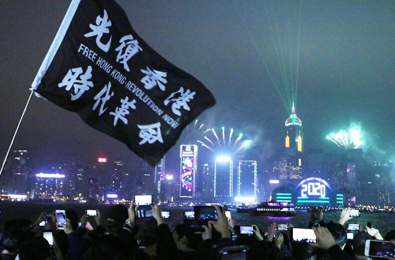 儘管「港版國安法」很可能將無可避免成為今後港人的「緊箍咒」，卻有望讓香港恢復務實的本色。（亞新社）