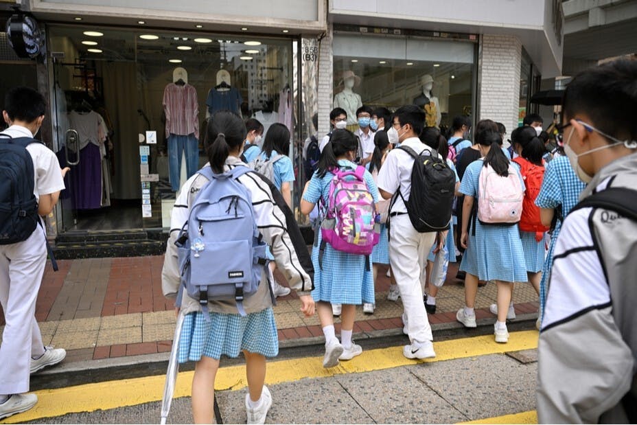 社會給予教育專業自主權，當配備有獎賞、懲罰及法定權。（Shutterstock）