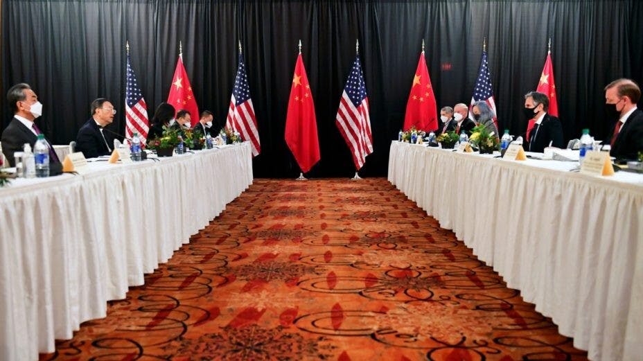 中美首場高層戰略對話在美國阿拉斯加舉行，出席的中方官員包括（左起）外長王毅、中共中央政治局委員楊潔篪；美方則有國務卿布林肯（右二）等。（CGTN圖片）