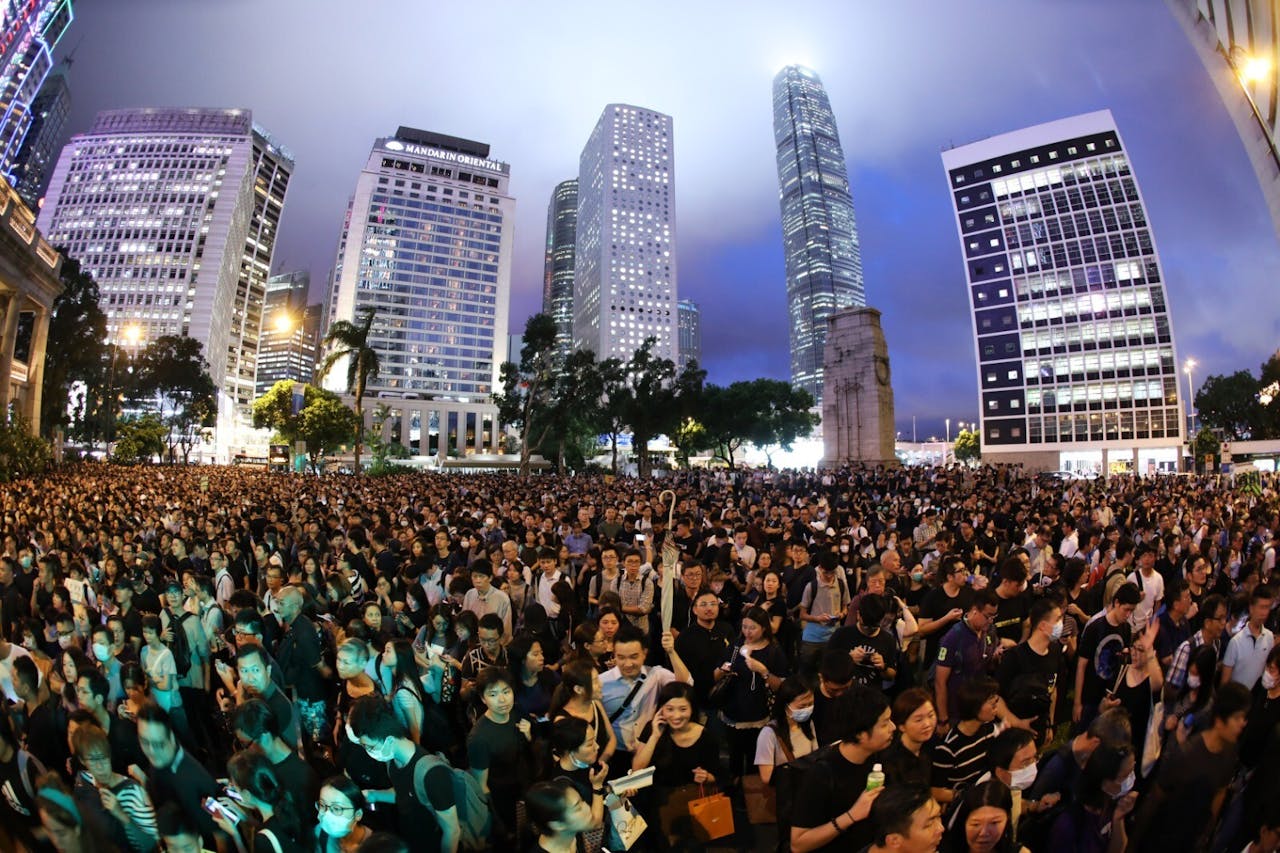 《港區國安法》實施後，引發了公職人員「愛國還是政治中立」政治爭論。圖為2019年8月公務員在中環集會。（亞新社）