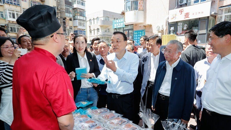 李克強支持「地攤經濟」，形容是「人間的煙火，中國的生機」。（中國政府網）