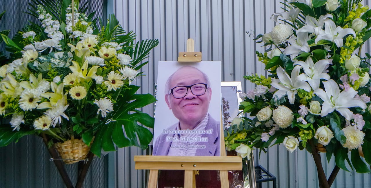 多謝以非哥為首的追思會，編了一本內容豐富的《陳明銶教授追思錄》。（灼見名家圖片）