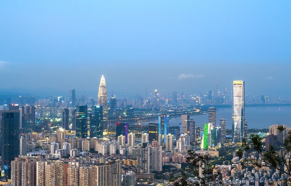 利用香港的優勢，吸引大灣區內甚至全世界的人才留在香港或大灣區工作，拉動產業轉型，提升競爭力，達至共贏。（Shutterstock）