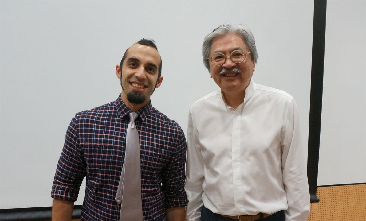 棟篤笑藝人Vivek Mahbubani（左）介紹薯片叔叔共創社創辦人曾俊華（右）登場。