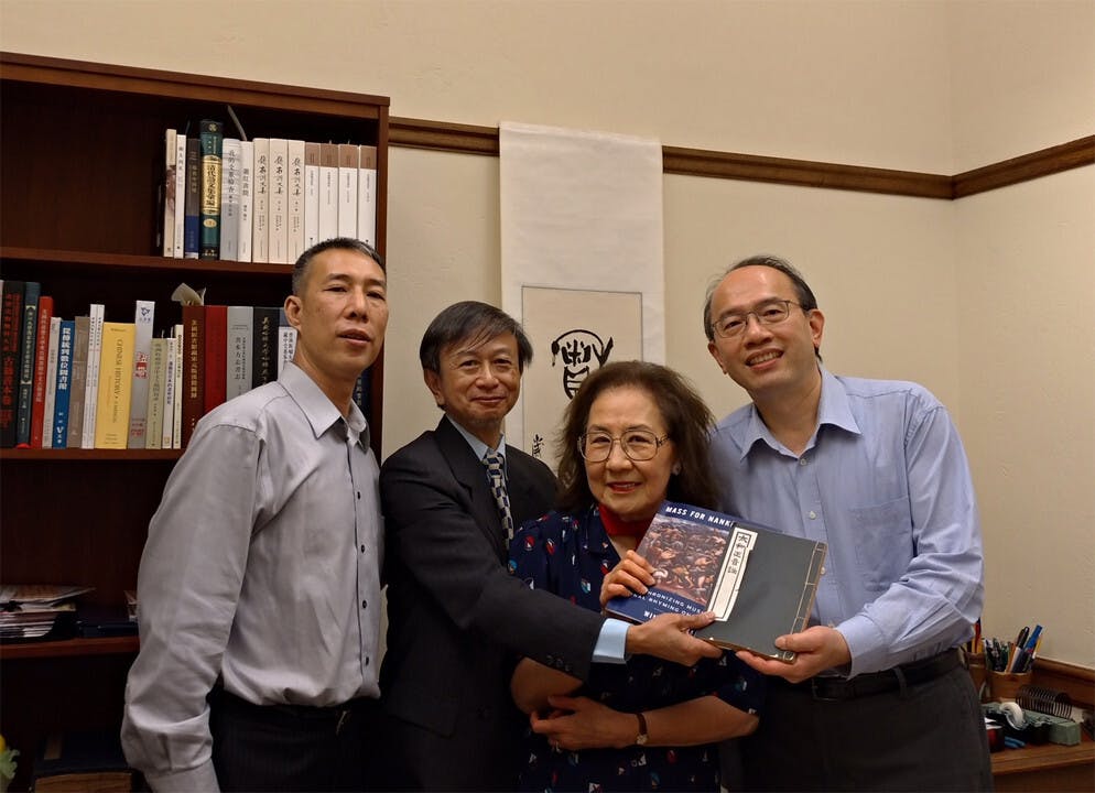 耶魯大學中文部主任孟振華先生（右一）接受本文作者（左二）送贈的著作。