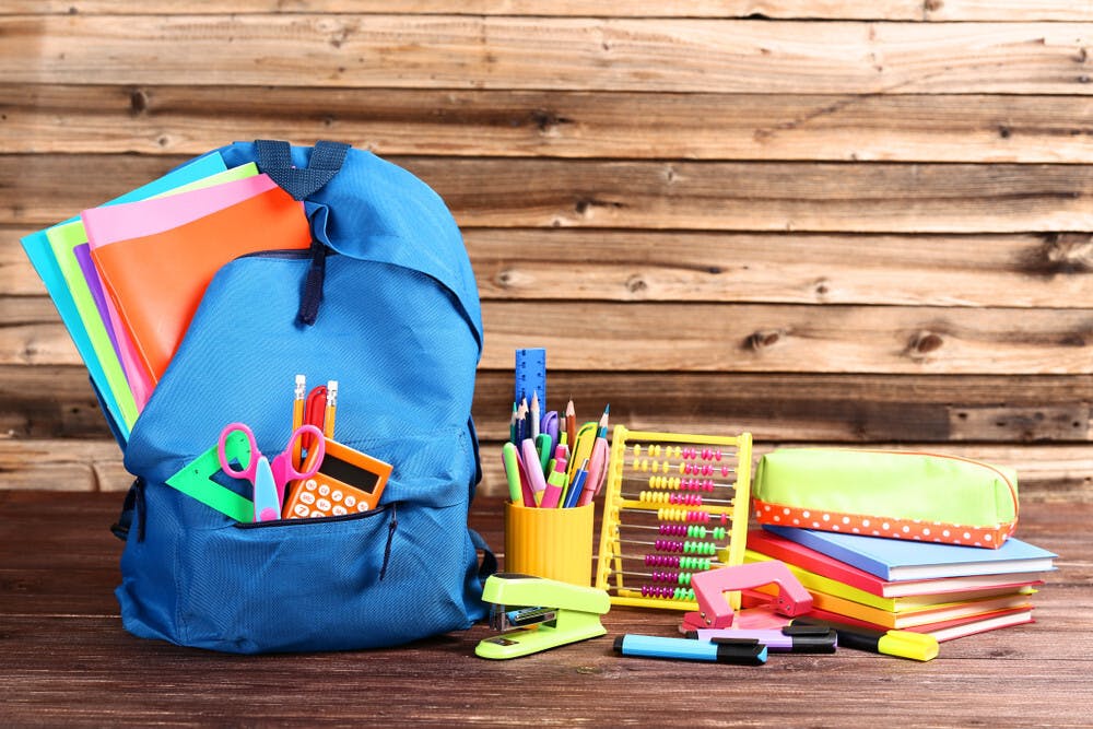 有升小一生的家長尤其要明白，由於小學和幼稚園的環境不同，孩子需要時間適應新的學習環境和方法，不要期望孩子能立即有所表現。（Shutterstock）