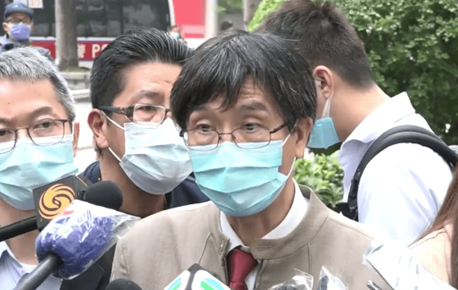 袁國勇表示，實施禁足令要處理很多事情，例如安排居民膳食等，所以毋需要求麗晶花園第6座其他居民禁止外出。（香港電台新聞截圖）