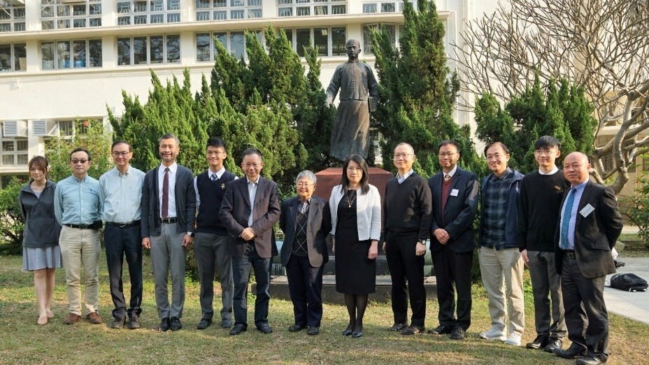 出席活動的嘉賓，包括天文台前台長岑智明（右三）、皇仁書院校長梁路德（右六）、國史教育中心校長何漢權（左六）等，與丁新豹教授（中）在皇仁書院內孫中山像前合照。（曾紹樑攝）