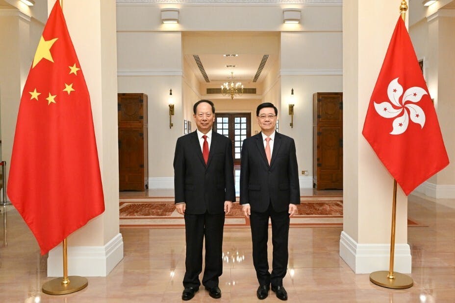 李家超於本周一在禮賓府與中共統戰部部長石泰峰（左）會面。（政府新聞處）