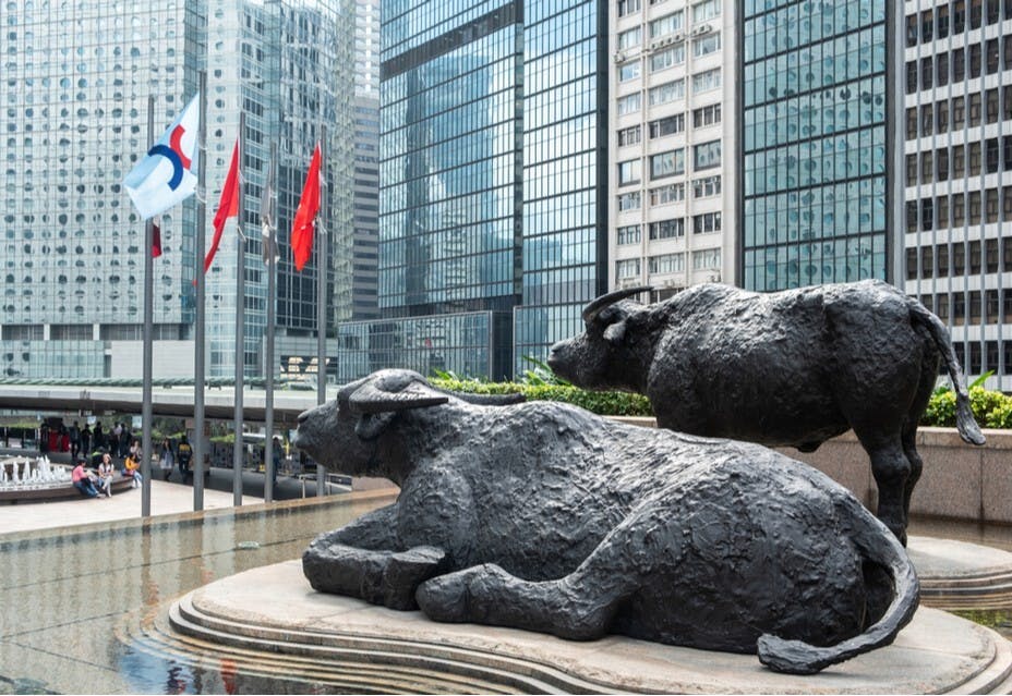 在今年初對港股預測，全部分析員都認為港股會升破30000點。（Shutterstock）