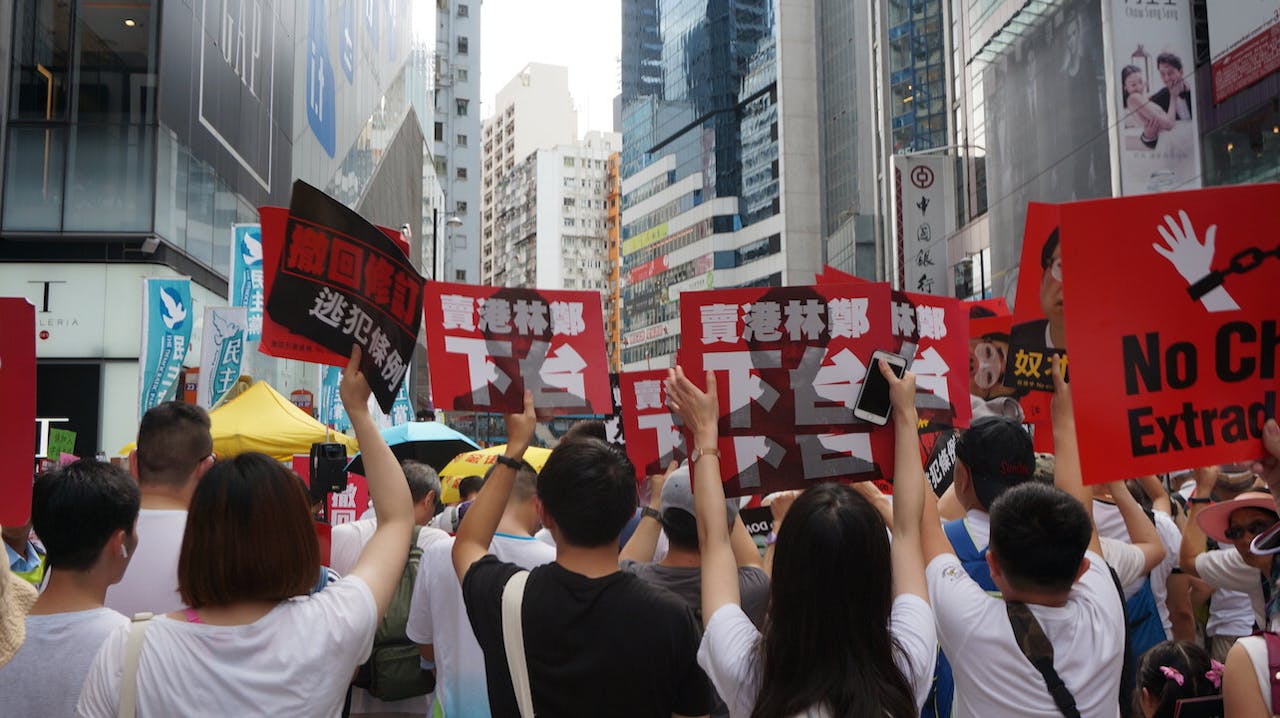 林鄭市長照搬「書記」的話及目無餘子的傲慢態度，令香港再無寧日。（灼見名家圖片）