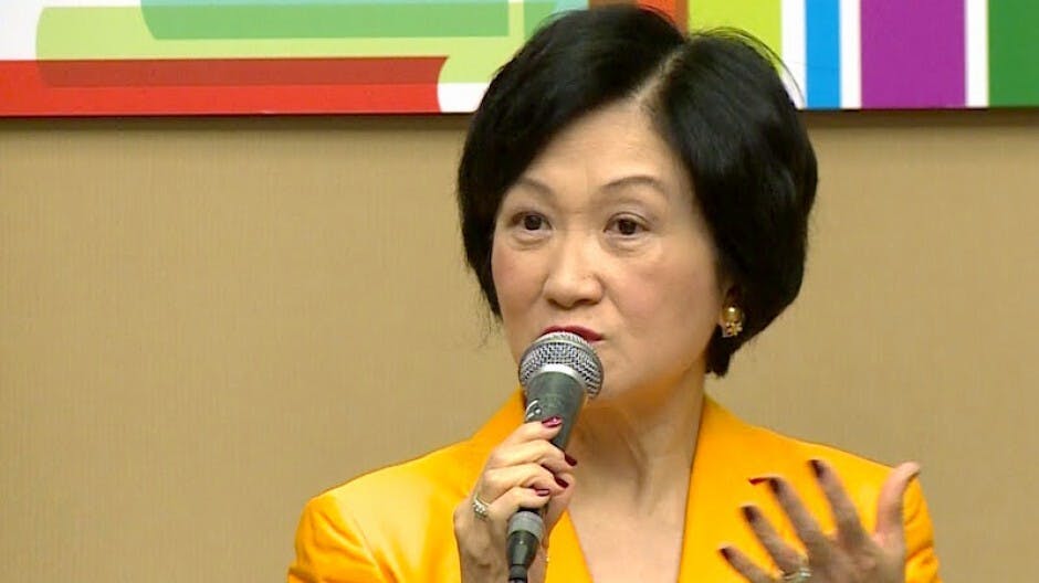 「我們解決不到房屋問題、土地問題，政改又被否決，香港是否處於困局呢？」