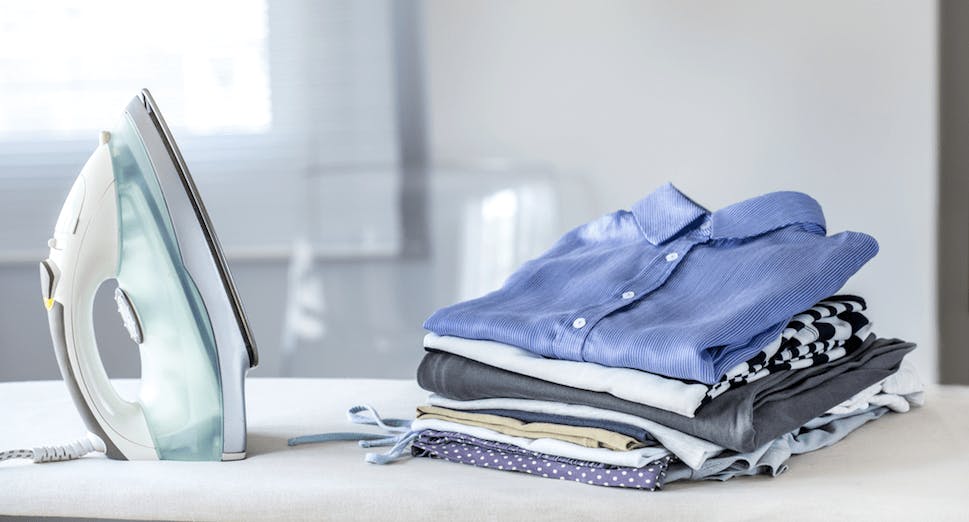 熨衣服及洗地等家務，未來極可能由人工智能電器代勞。（Shutterstock）