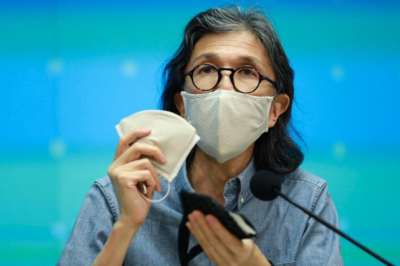 香港人見到的不單是難看的口罩，也見到口罩背後一個討厭的政府。由此觸發洶湧的不滿，正常不過。（亞新社）