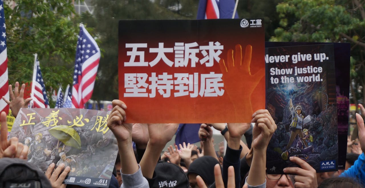 參與政治活動，應是一種態度和行為的抉擇，價值上並沒有對錯之分。但活動本身是否違法、要承擔什麼後果，若這些不曾被考慮就決定，那就絕對有不妥。（灼見名家圖片）