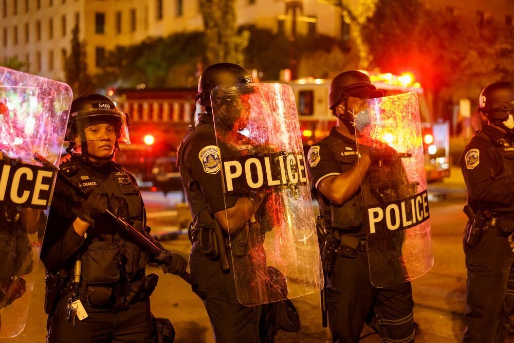 美國的警察國家猙獰面目，港人看清楚沒有？（Shutterstock）