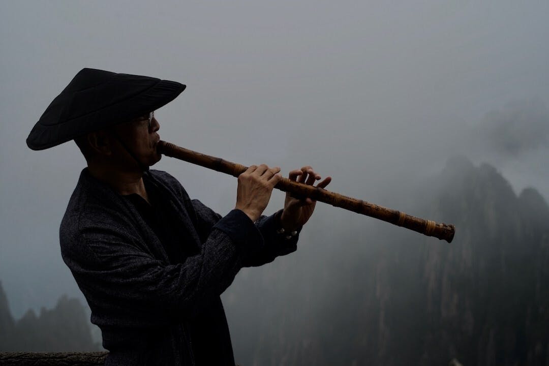 我們洞簫的祖先，在8000年前，用丹頂鶴的尺骨，做了一支樂器，吹出了中華民族的文明⋯⋯