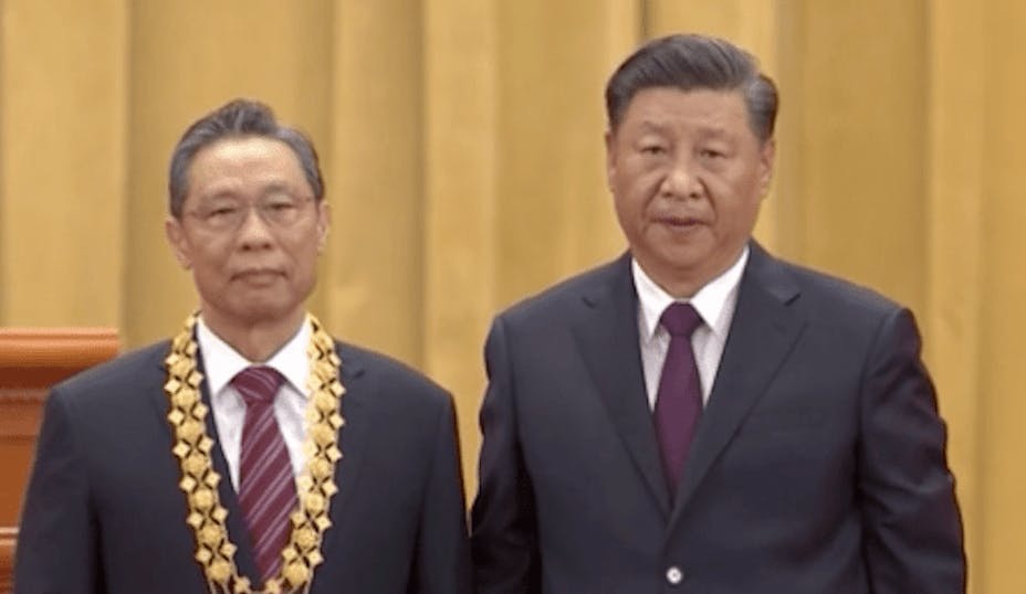 9月8日，國家主席習近平（右）向在抗擊新冠肺炎疫情中作出貢獻的著名傳染病專家鍾南山頒發「共和國勳章」。（香港電台新聞截圖）