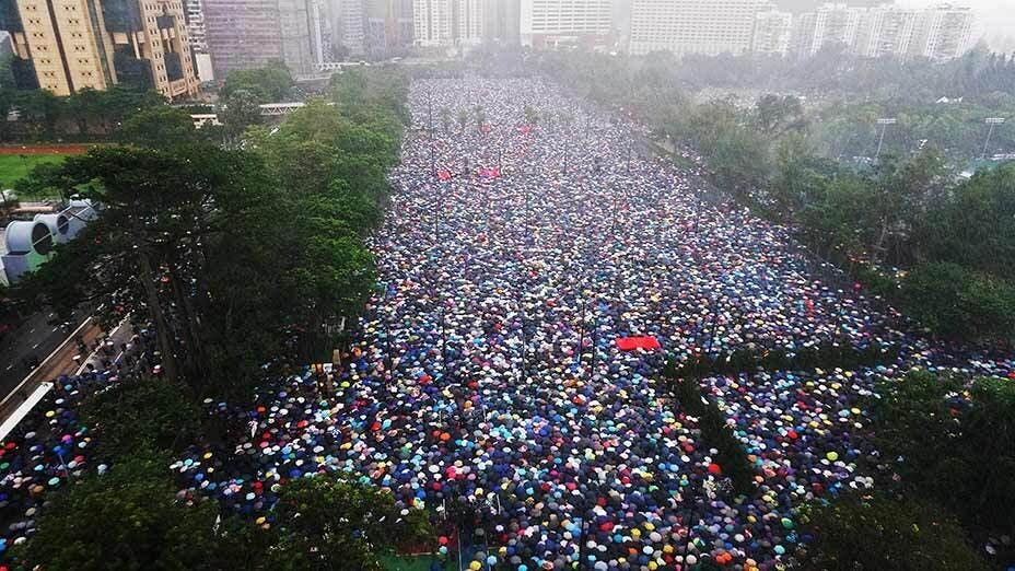 民陣集會逼爆維園 流水式人潮往金鐘離開 Democracy Rally Floods Victoria Park - Exit Crowd Flows to Admiralty