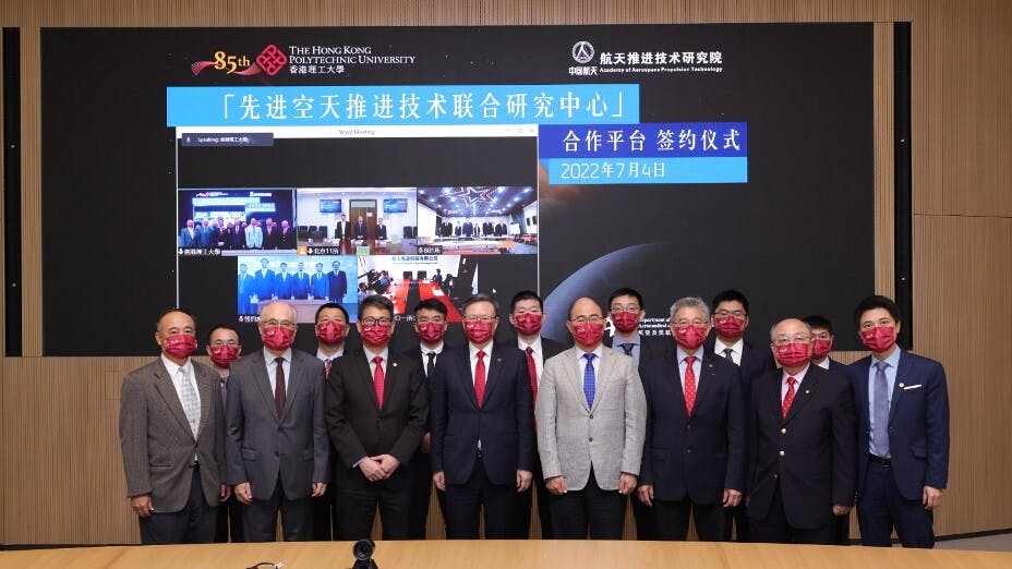 理大與航天推進技術研究院合作成立先進空天推進技術聯合研究中心。理大校長滕錦光教授（前排左四）與中國航天推進技術研究院等４個研究所代表出席簽約及授牌儀式。（香港理工大學圖片）