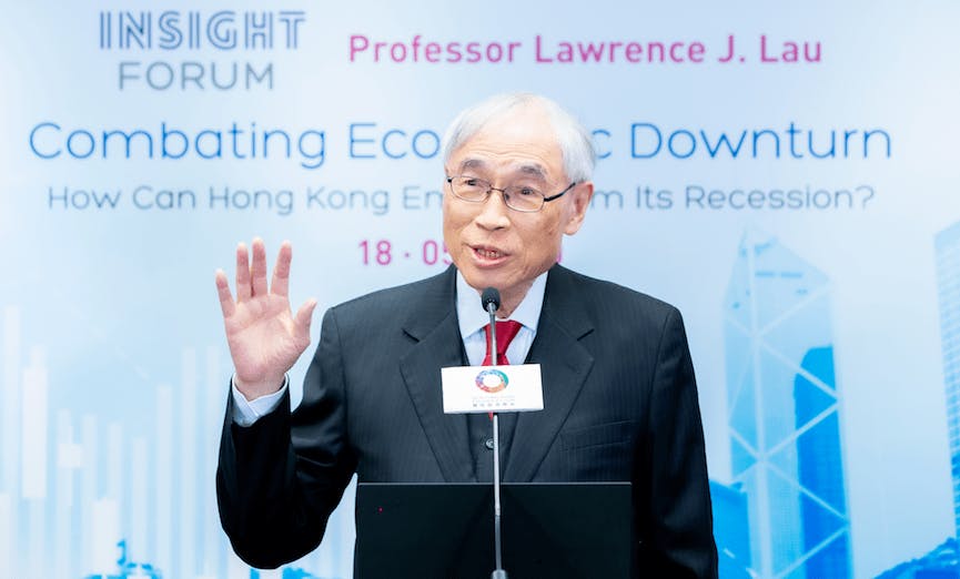 劉遵義教授認為，政府需要採納具針對性的公共投資，提升社會的整體需求，創造更多就業機會。相比工資補貼，將能更持久地推動經濟發展。