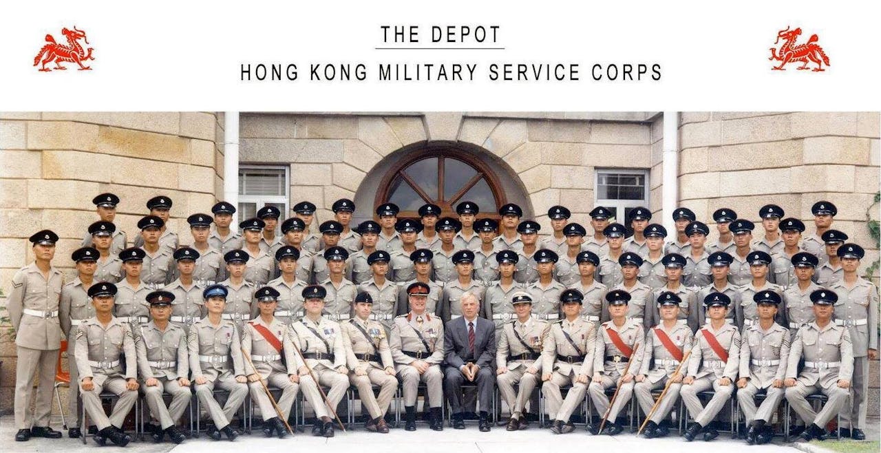 香港回歸中國前，末代港督彭定康（第一排中）與香港軍事服務團的華籍英兵合照。（前香港軍事服務團圖片）