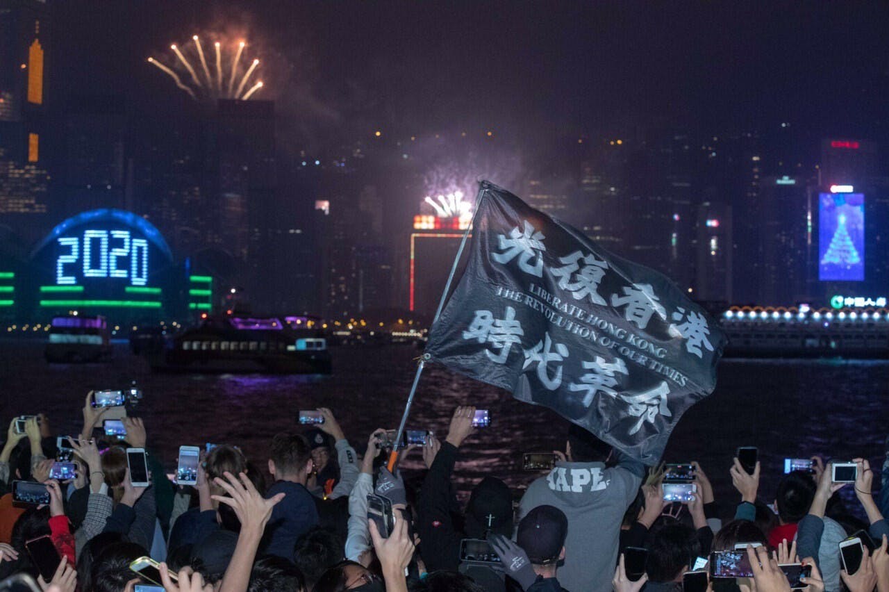 群眾舉起「光復香港」旗幟迎接2020年。