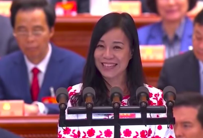 凌友詩這宗內地官方認可的愛國行為，在香港變成負面新聞，反映兩地的文化差異。（中央電視台新聞截圖）
